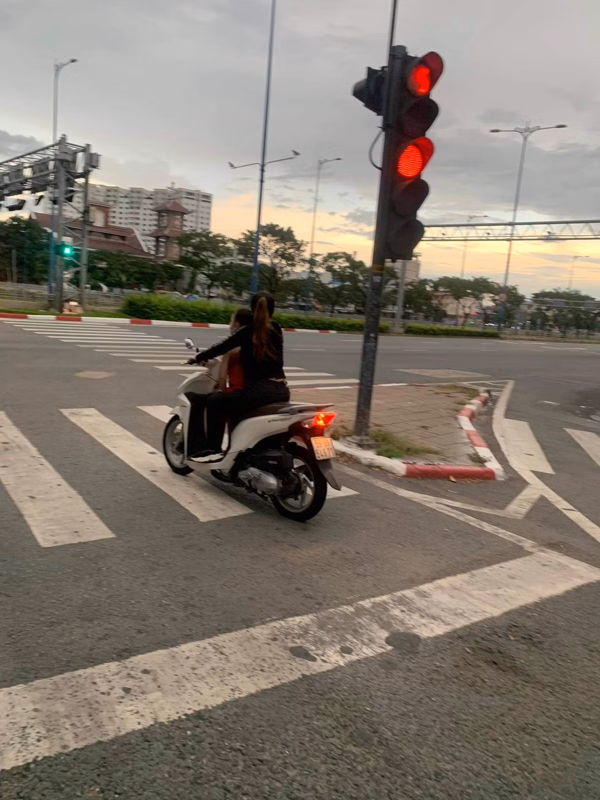 "Chị đại quận 4" bắt đầu gây chú ý trên MXH bằng clip cự cãi với lực lượng chức năng tại cửa hàng tiện lợi trên đường Tôn Đản, phường 13, quận 4 vì không mang khẩu trang, cho rằng "làm gì có dịch...".