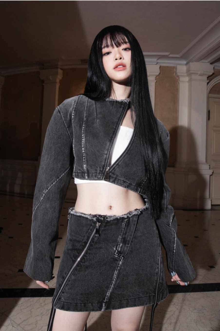 Dù sở hữu vóc dáng nhỏ nhắn nhưng với cách phối đồ tinh tế, Linh Ka giờ được khen ăn mặc đẹp thời thượng, thậm chí đôi lần cô nàng có thử sức với những trang phục kiệm vải cũng rất được lòng khán giả, quyến rũ mà không phô.