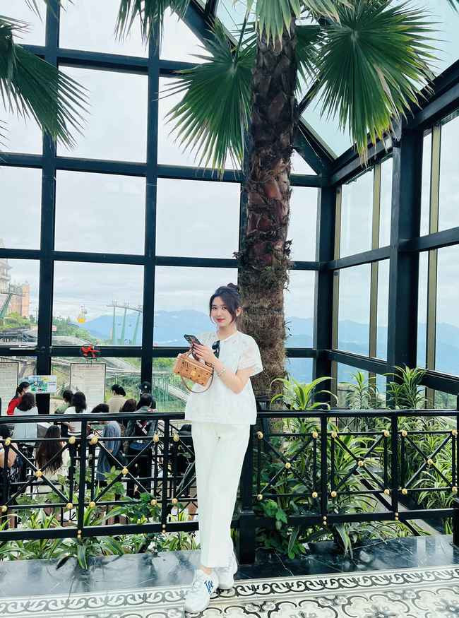 Huỳnh Tấn Sinh, sinh năm 1998, trưởng thành từ lò đào tạo trẻ Quảng Nam. Anh được nhiều người gọi là "nam thần xứ Quảng" nhờ vẻ ngoài điển trai và sở hữu chiều cao lên tới 1,85 m.