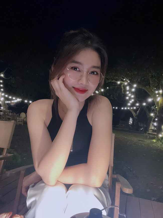 Huỳnh Tấn Sinh là người khá kín tiếng trong chuyện tình cảm nên khi chia sẻ ảnh ăn hỏi với bạn gái Trâm Phạm khiến bạn bè, đồng nghiệp và fan khá bất ngờ.