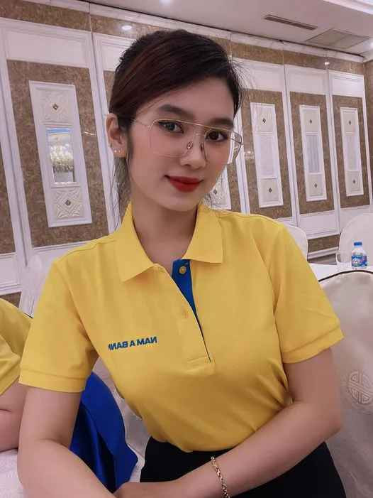 Huỳnh Tấn Sinh và Trâm Phạm làm lễ ăn hỏi hôm 1/10. Vợ sắp cưới của trung vệ CLB CAHN quê Đồng Nai, hiện làm việc cho một ngân hàng.