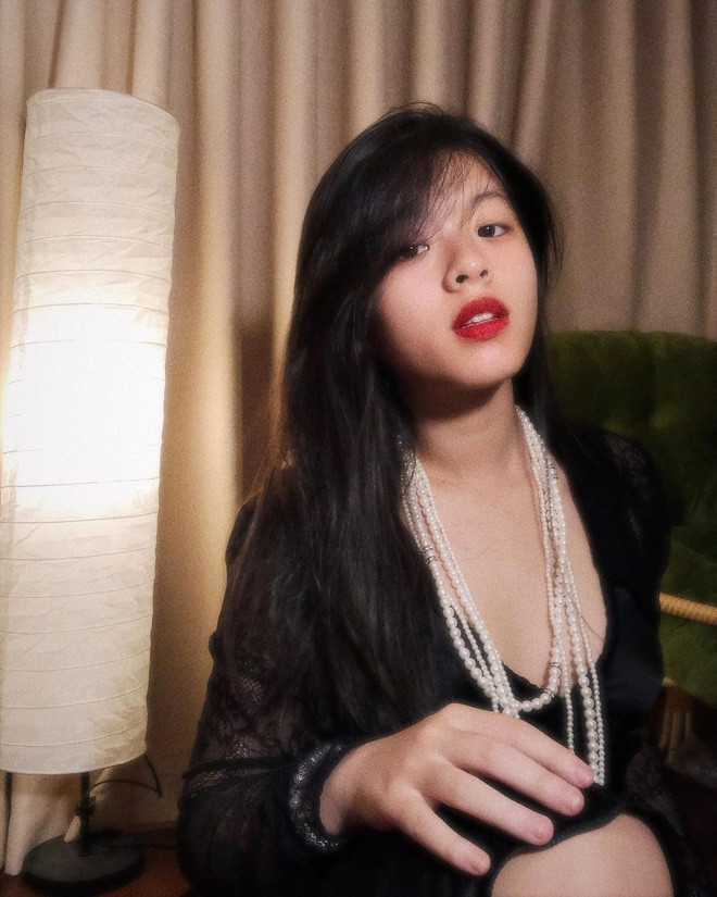 Những ngày qua, bộ câu hỏi Get to know me (tạm dịch: Làm quen với tôi) đã "xâm chiếm" story toàn cõi mạng. Mới nhất, Hồng Khanh - con gái út 17 tuổi nhà NSƯT Chiều Xuân cũng đã góp một "slot" tham gia.