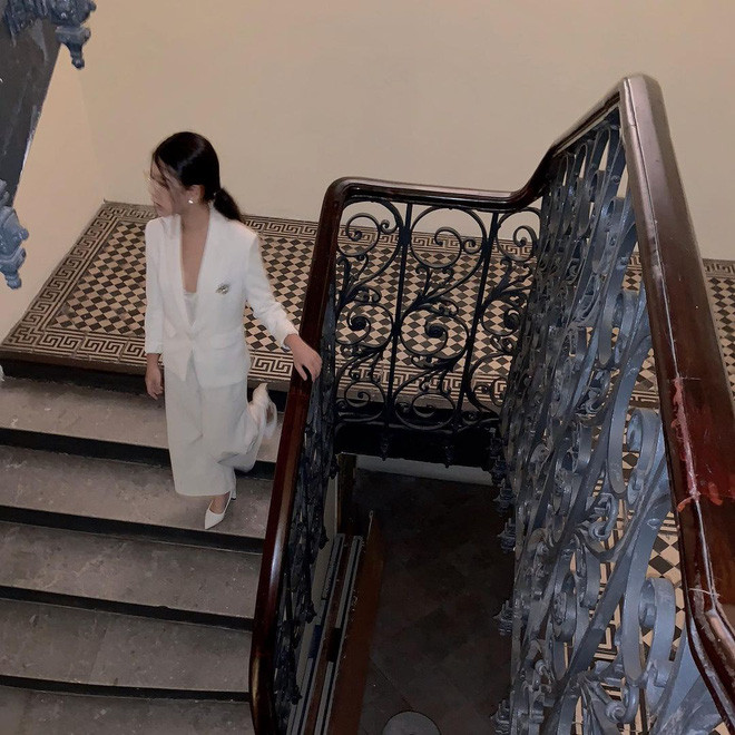 Trên trang cá nhân, Hồng Khanh đã quá quen với một Hồng Khanh ăn mặc kín đáo, chững chạc, thậm chí còn phần già dặn hơn tuổi.