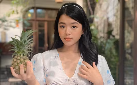 Năm 2013, khán giả ấn tượng với Hồng Khanh - con gái nghệ sĩ Chiều Xuân và nhạc sĩ Hồng Quân khi cô bé tham gia The Voice Kids.