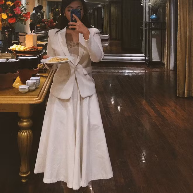 Bởi vậy nên nhiều người chắc mong lắm được nhìn thấy Hồng Khanh với style phóng khoáng hơn xíu xiu.