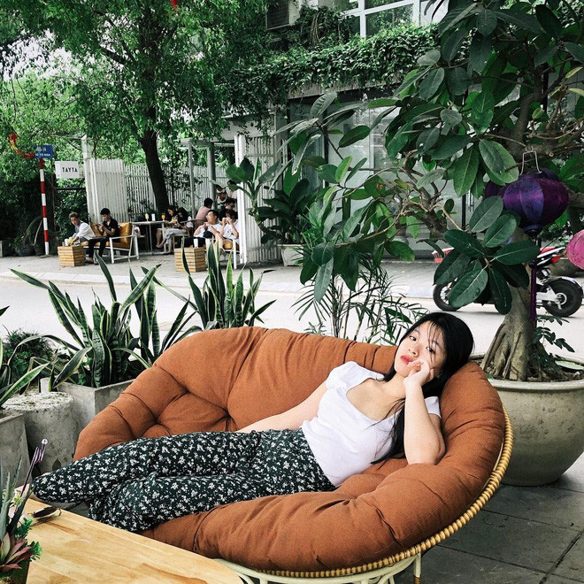 Có vẻ như không chỉ bản thân Hồng Khanhvốn ưa style kín đáo mà đọc câu chữ thì có vẻ gia đình cũng thích vậy.