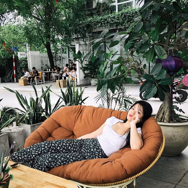 Có vẻ như không chỉ bản thân Hồng Khanhvốn ưa style kín đáo mà đọc câu chữ thì có vẻ gia đình cũng thích vậy.