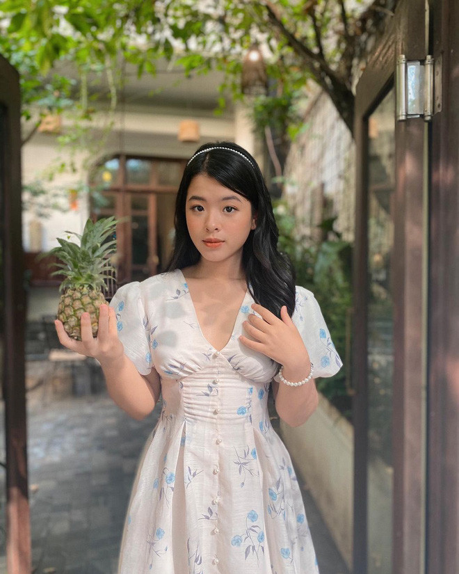 Cụ thể, đáp lại câu hỏi của netizen, Hồng Khanh có viết: "Em Hồng Khanh thuộc hệ chưa 18 + kín đáo nên đào mãi chẳng thấy ảnh "chếch chi" nào, hẹn cả nhà khi nào đủ tuổi ha. Không tan cửa nát nhà mất, hahaha",