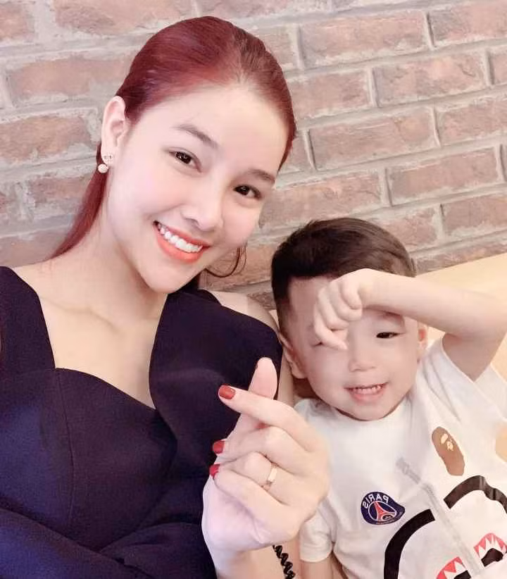 Bên cạnh đó, Kỳ Hân cũng không ngần ngại đả kích lại rằng: "Em đi tìm cái bạn kia bảo bạn kia đồng ý cho chồng chị chu cấp đi. Ủa rồi chồng chị bỏ con hồi nào? Sao mà thời gian qua đi lâu rồi mà mọi người không cảm nhận nhỉ, sao mọi người không nhìn nhận một cách công tâm. Nhìn lại đi xem ông Quân có phải là một người vô trách nhiệm không?...