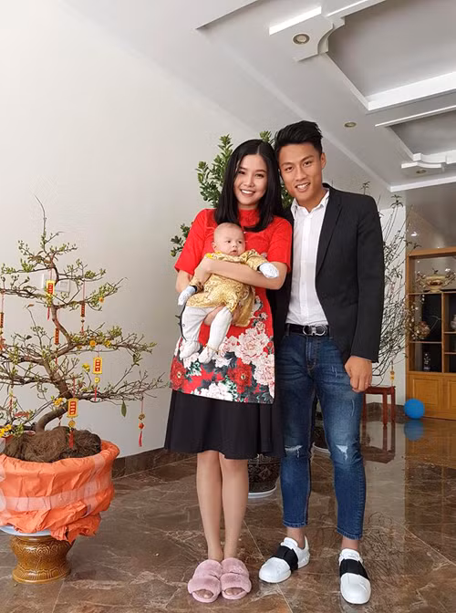 Ngoài ra, nàng WAG cũng không ngại đáp trả những dân mạng soi mói chuyện gia đình mình: "Tôi hỏi thật mấy bạn nghĩ mấy bạn vô đây comment vậy là mấy bạn đang cao thượng, biết nhìn xa trông rộng, thấu hiểu nhân gian hả? Không nha, mấy bạn là những người xấu tính, bất ổn...