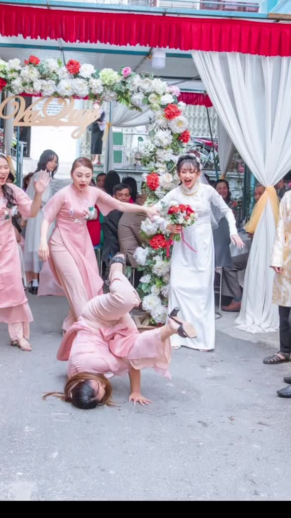 Trước màn thể hiện của cô dâu, dân mạng lại chia làm 2 luồng ý kiến tranh cãi.