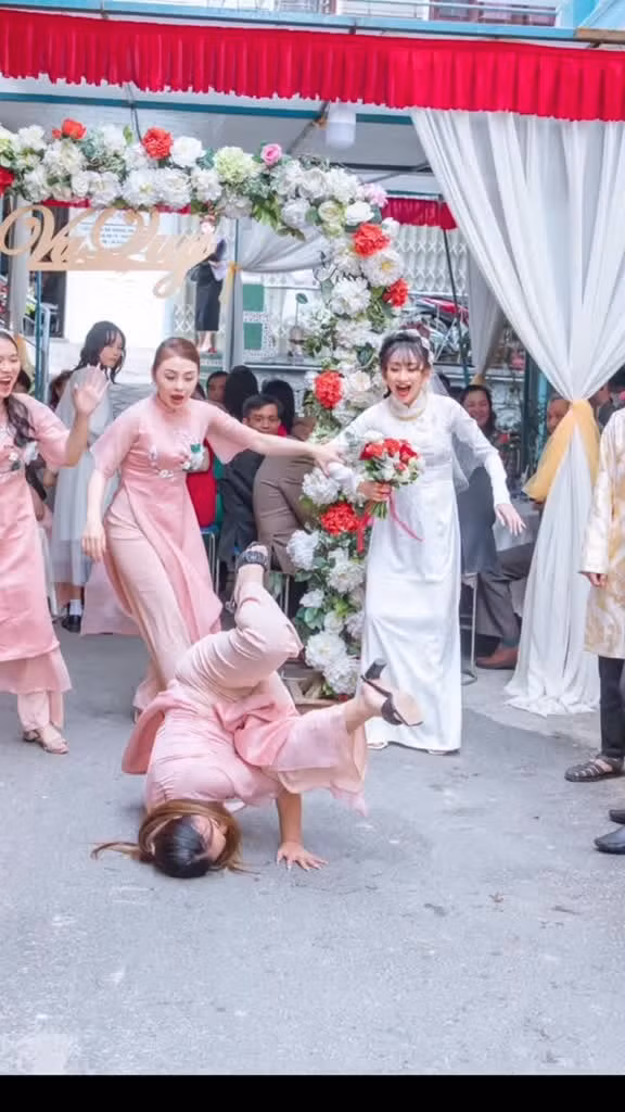 Trước màn thể hiện của cô dâu, dân mạng lại chia làm 2 luồng ý kiến tranh cãi.