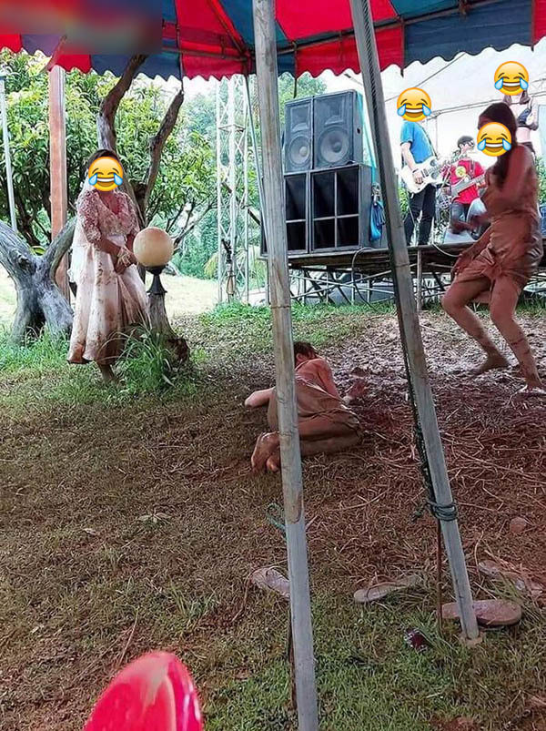 Tuy nhiên bên cạnh đó vẫn có một số người cho rằng cô dâu làm vậy sẽ khiến 2 họ mất mặt trước khách mời. Trong ngày cưới cô dâu vẫn nên thùy mị, hiền dịu thì tốt hơn là quậy như vậy.