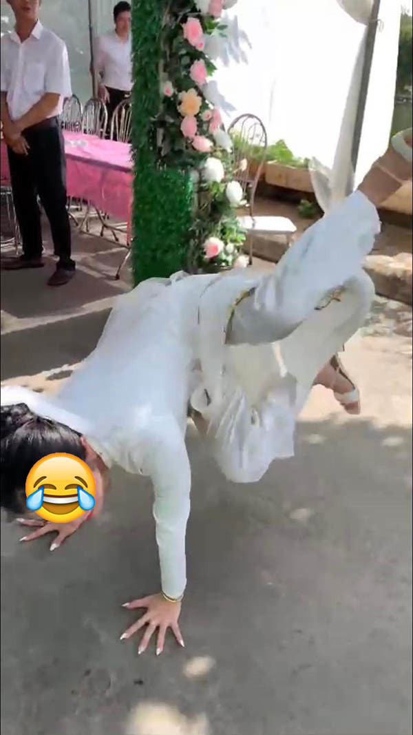 Qua những bức ảnh có thể thấy, cô dâu được trang điểm rất xinh xắn, diện áo dài cưới vô cùng hiền dịu.