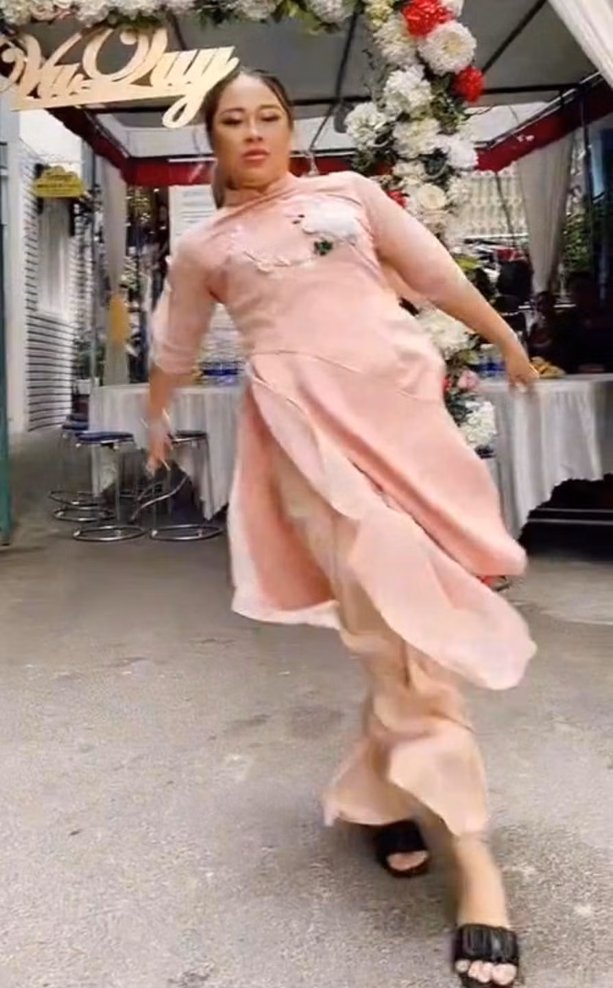 Tuy nhiên, có thể vì quá vui khi lấy được chồng mà cô dâu đã thể hiện tài lẻ của mình khiến họ hàng và quan khách vô cùng bất ngờ. Khoảnh khắc cô dâu đưa 2 tay xuống đất thể hiện màn ke đầu thì ai cũng phải trầm trồ.