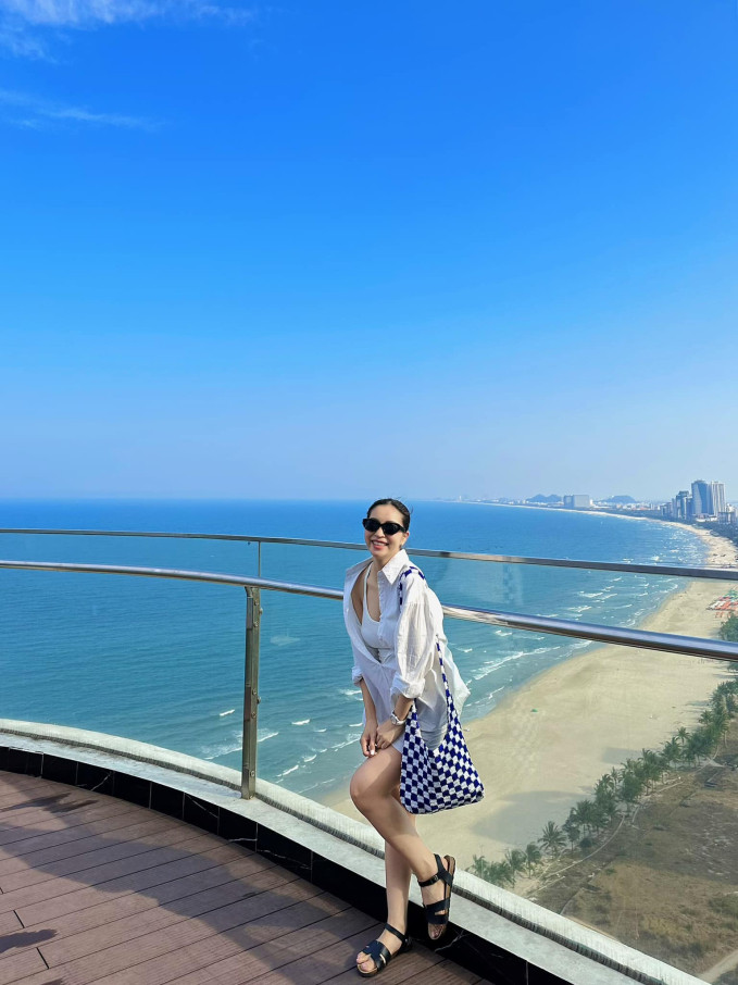 Ở thời điểm 2018, khi U23 Việt Nam ở đỉnh cao phong độ, sau kì tích giành ngôi Á quân U23 châu Á ở Thường Châu, Nhật Lê là nàng WAG hot nhất thời điểm ấy khi cô hẹn hò với ngôi sao Nguyễn Quang Hải.