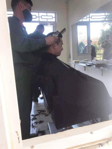 Hình ảnh hậu trường Độ Mixi "xuống tóc" trong Sao Nhập Ngũ 2021 được hé lộ khiến mọi người thích thú.