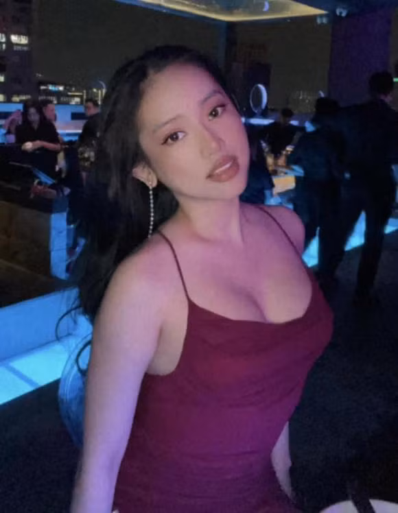 Thúy Vi nổi tiếng khi vướng vào tin đồn tay ba giữa Midu - thiếu gia Phan Thành. Thời điểm đó, cô nàng vẫn còn đang là học sinh và được mệnh danh là "Hot girl Cà Mau".