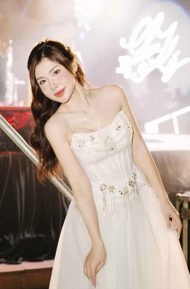 Trước và sau khi trùng tu vòng 1, cô nàng gần như giữ yên lặng. Sau khi sức khỏe ổn định, nữ MC mới thoải mái tâm sự.