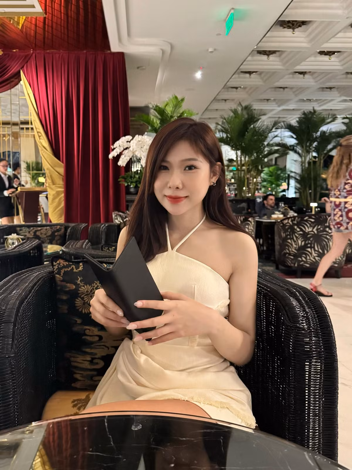 Khánh An tốt nghiệp Học viện Báo chí và Tuyên truyền với tấm bằng Xuất sắc, nằm top 17 sinh viên ưu tú của trường.