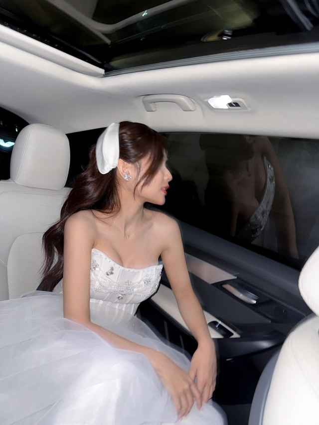 Nhiều người hâm mộ mới hiểu sự thay đổi rõ rệt vẻ ngoài của Khánh An cũng như lý do cô nàng xuất hiện với vẻ tự tin và quyến rũ hơn hẳn là do đâu.