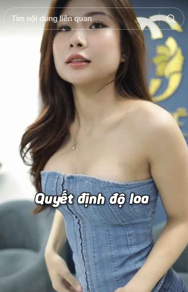 Theo đó, nữ MC từng tâm sự rằng, do kích thước vòng 1 không lý tưởng, khi đi dẫn chương trình, diện trang phục cúp ngực cô thường xuyên rơi vào sự cố tụt váy, đôi lần phải kéo váy, khó tập trung.