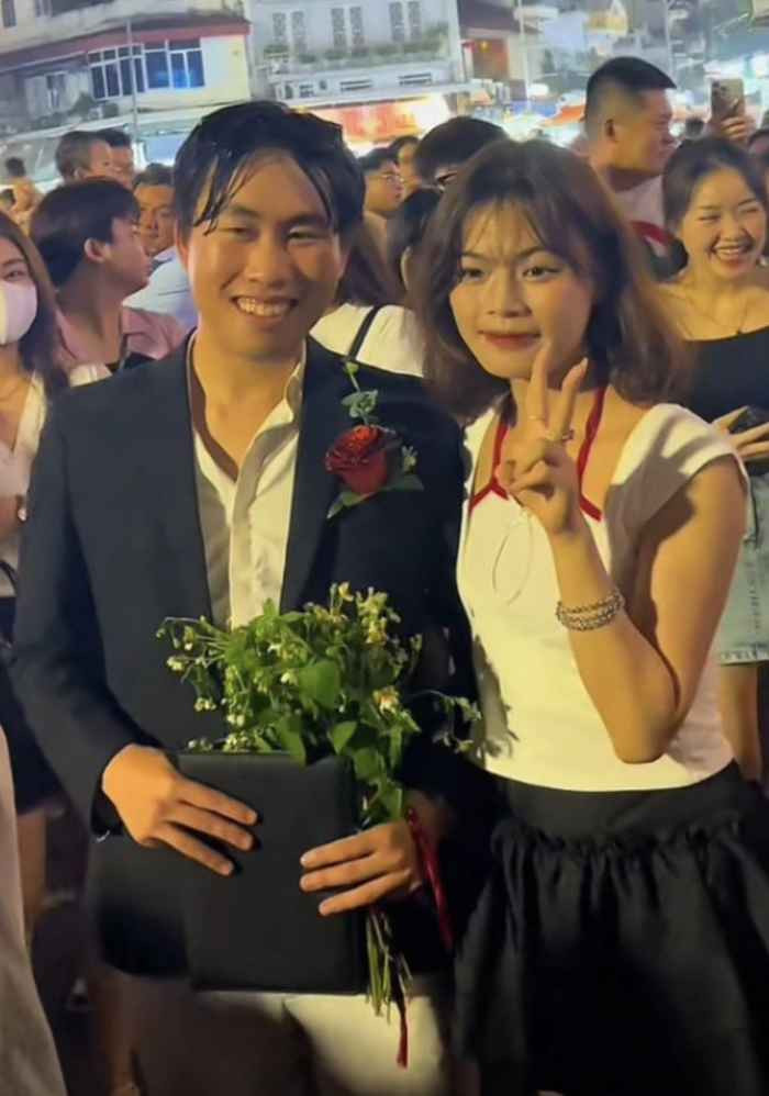 Tất cả đã khiến công chúng tò mò và nhanh chóng tìm hiểu xem nhân vật này là ai. Đặc biệt, sắc vóc lẫn thời trang của "Nam đẹp trai" diện mỗi ngày là yếu tố được quan tâm nhiều nhất.