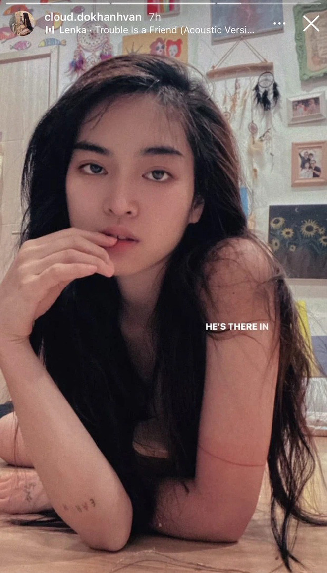 Tuy nhiên dân mạng cũng nhanh chóng phát hiện ra sự vắng mặt của hot girl Mắt Biếc - Đỗ Khánh Vân. Thay vào đó, cô nàng đăng story check-in ở nhà và trổ tài vẽ tranh.