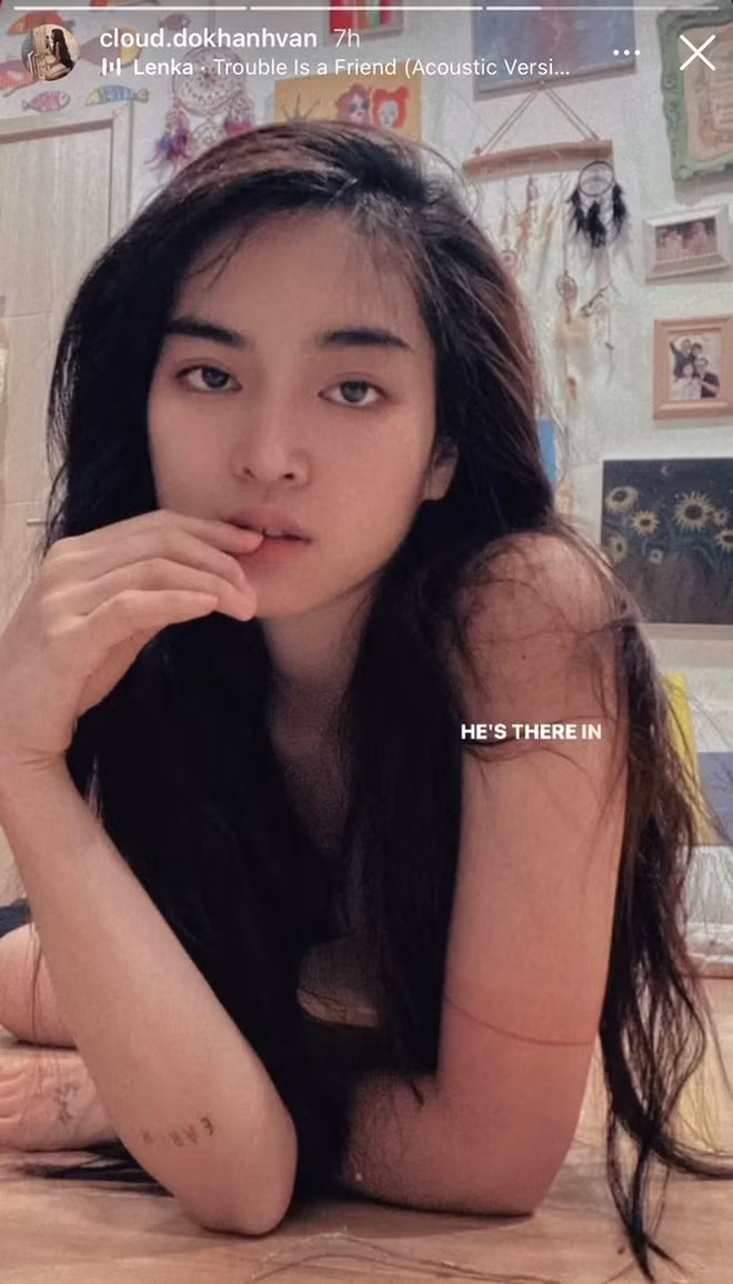 Tuy nhiên dân mạng cũng nhanh chóng phát hiện ra sự vắng mặt của hot girl Mắt Biếc - Đỗ Khánh Vân. Thay vào đó, cô nàng đăng story check-in ở nhà và trổ tài vẽ tranh.