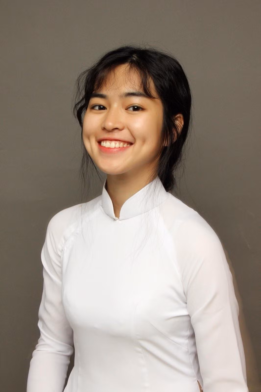 Cụ thể, trong dòng story của mình Khánh Vân chia sẻ: "22h mới được về nên không kịp đến chung vui cùng mọi người ạ. Tiếc lắm nhưng mà sợ bị đuổi học. Kiểu gì nhất định tui cũng đi xem ủng hộ má Lan mà. Yên tâm. Nội bộ êm ấm".