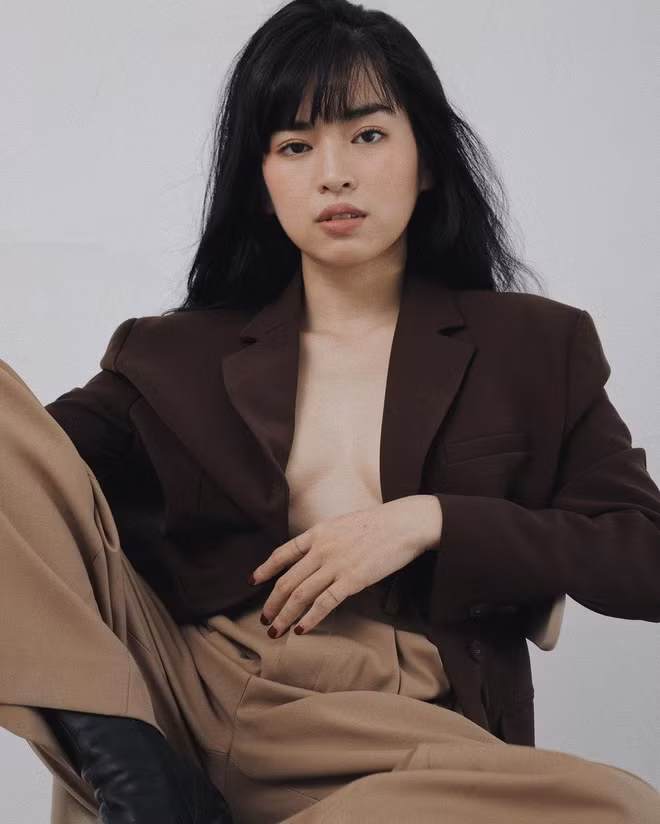 Khánh Vân đăng ảnh thiệp mời ra mắt phim mới của Trúc Anh nhưng không đến được vì phải đi học đồng thời trấn an người hâm mộ rằng nội bộ Mắt Biếc vẫn êm ấm.