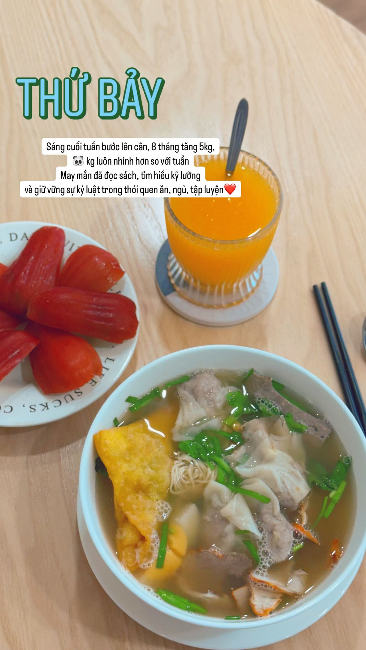 Các bữa cơm nhà đơn giản, dễ làm, an toàn và sạch sẽ được Mai Ngọc chuẩn bị mỗi ngày. Nhờ đó, mẹ bầu luôn khỏe mạnh, chủ động được lượng calo nạp vào cơ thể.