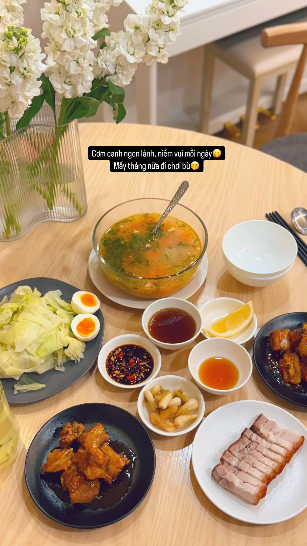 Đặc biệt, chế độ ăn uống của nữ MC rất được các mẹ bầu khác quan tâm.