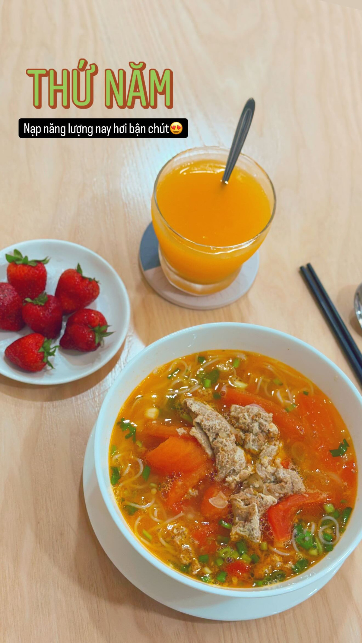 Bữa sáng đủ chất với mì gạo và tráng miệng dâu tây