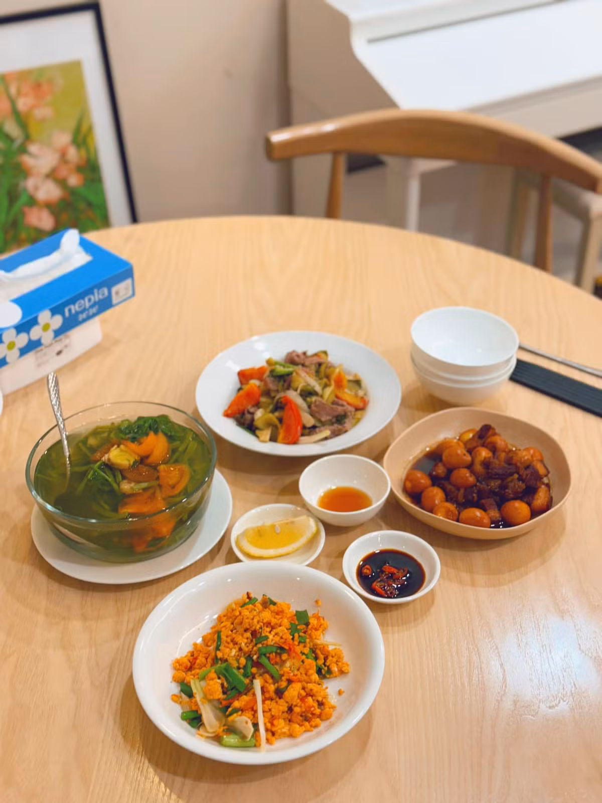 Bữa nào của MC Mai Ngọc cũng đủ món mặn, rau, canh và hoa quả tráng miệng. Không chỉ thực đơn mà thời gian ăn uống khắt khe cũng giúp bà mẹ 1 con duy trì vóc dáng. Cô chia thành nhiều bữa nhỏ một ngày, và không ăn tối sau 19h30.