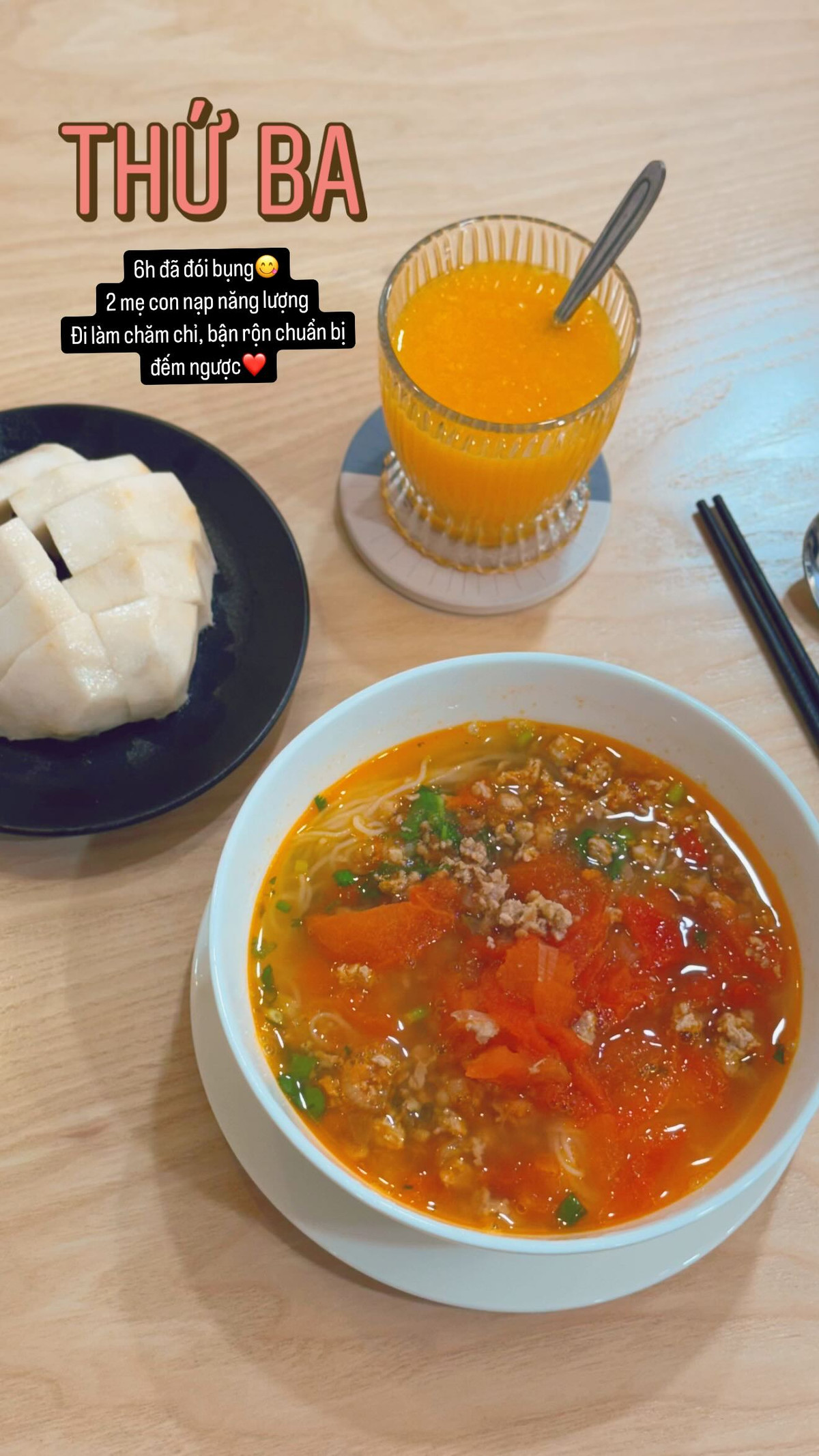 Hiện tại, mẹ bầu "xinh nhất VTV" đang trong những tuần cuối thai kỳ. Cô vẫn duy trì chế độ ăn uống, luyện tập nhẹ nhàng, sở hữu thần thái rạng rỡ, xinh đẹp.