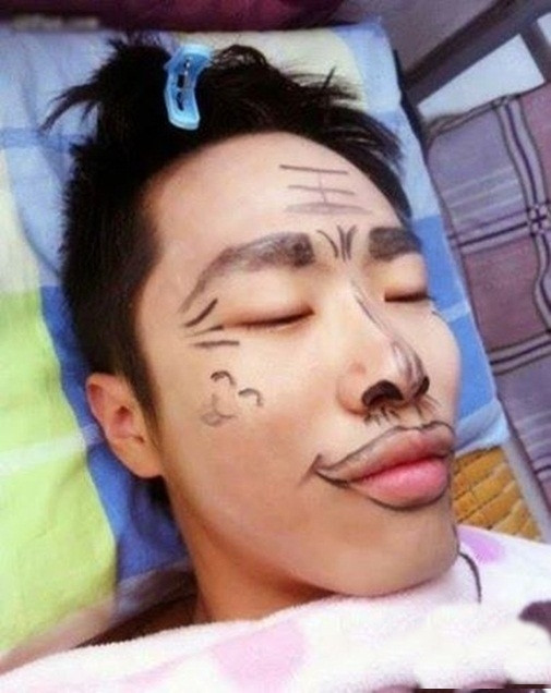 Do có tiệc liên hoan tất niên cùng bạn bè nên chị vợ lỡ quá chén, say không biết trời đất phải nhờ người đưa về. Chứng kiến cảnh vợ say bất tỉnh nhân sự, không cảm nhận được gì xung quanh, anh chồng “vừa tức vừa buồn cười”, đoán được kiếp “thê nô” của bản thân đêm nay. Xuyên suốt buổi đêm đó, anh phải thức dọn dẹp những bãi nôn và trông chừng kẻo vợ bị cảm.