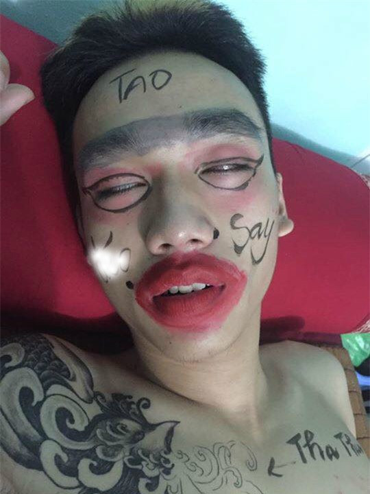 Theo như anh Xuan Zu, cả hai vợ chồng thường xuyên trêu chọc nhau nhưng anh hay bại trận trước sự dí dỏm của vợ. Đây là lần đầu tiên cô vợ của anh đi uống rượu say về nhà, vì vậy đó quả là dịp tốt để anh “trả thù” những lần bị vợ trêu trước đây.