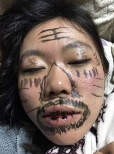 Dân mạng điên cuồng lùng sục hình ảnh về vợ của người đàn ông hài hước này. Hóa ra, nhan sắc của chị vợ ngày thường là dạng “không thể đùa được đâu”, thuộc tuýp chạm một ánh mặt say cả đời”. Cô gái trẻ nhận được cơn mưa lời khen từ dân tình xứ Trung.