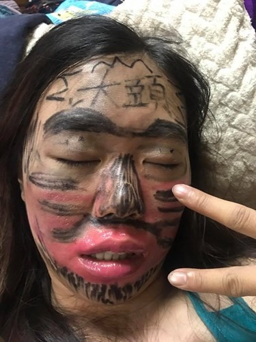 Đúng như anh dự đoán, sáng hôm sau khi người vợ tỉnh dậy và thấy ảnh mình trên mạng xã hội, cô không hề tức giận mà còn cười lớn trước trò đùa của chồng mình.