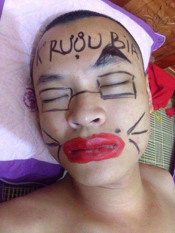 Tiếp đó bức ảnh nhanh chóng chụp lại khoảnh khắc vàng và đem “bêu rếu” lên khắp các trang mạng xã hội nhằm trêu chọc và khiến chị xấu hổ, “chừa tật xấu”, không dám đi bữa tiệc Tất niên nữa.