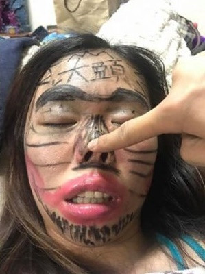 Thực tế, các anh chồng luôn là những người ham vui với những cuộc chơi quên lối về và người vợ luôn phải “chịu trận” các trận say “bí tỉ”. Nhiều chị đã nghĩ ra những cách cảnh cáo “có một không hai” nhưng chúng chẳng phải điều mới lạ bởi đó là lẽ thường tình trong cuộc sống. Thế nhưng, câu chuyện của cặp vợ chồng Trung Quốc dưới đây thật sự đặc biệt, hài hước nhưng đầy thâm ý nhân văn.