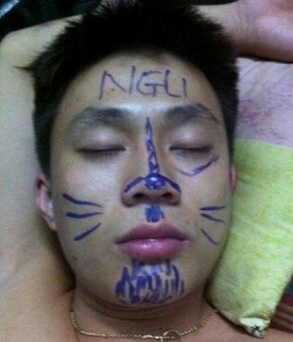 Theo đó, tài khoản Facebook có tên Xuan Zu đã đăng tải lên một nhóm MXH hình ảnh người phụ nữ kèm dòng chú thích: “Lần sau đừng uống rượu tới mức say mèm rồi về nhà để anh phục vụ nhé vợ!”. Chỉ vài giờ sau đó, bức ảnh nhanh chóng thu về hơn 70.000 lượt thích cùng hàng chục nghìn bình luận và chia sẻ từ dân mạng.