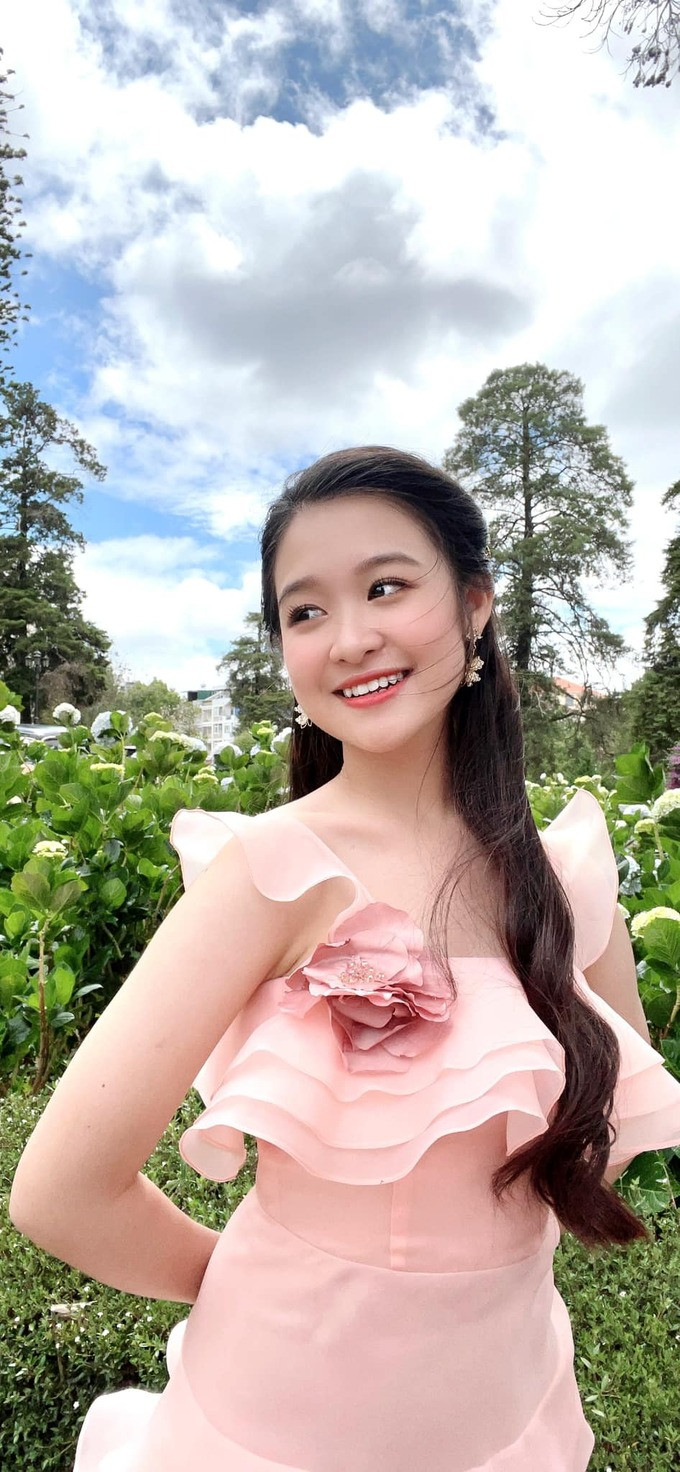 Danh tính hot girl Gen Z không ai khác chính là Lê Huỳnh Bảo Ngọc, nữ diễn viên sinh năm 2008 và được nhiều người ưu ái gọi là Hoa khôi nhí Tây Đô.