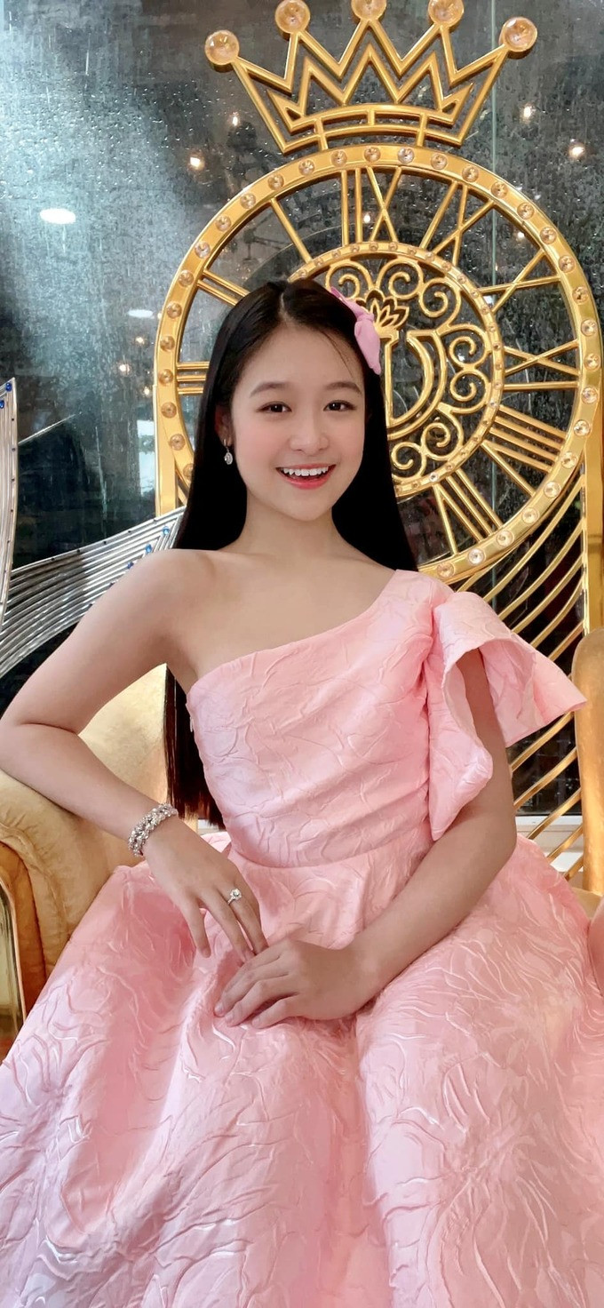 Bảo Ngọc gây ấn tượng mạnh với khán giả nhờ gương mặt xinh đẹp, đáng yêu, phong thái tự tin.