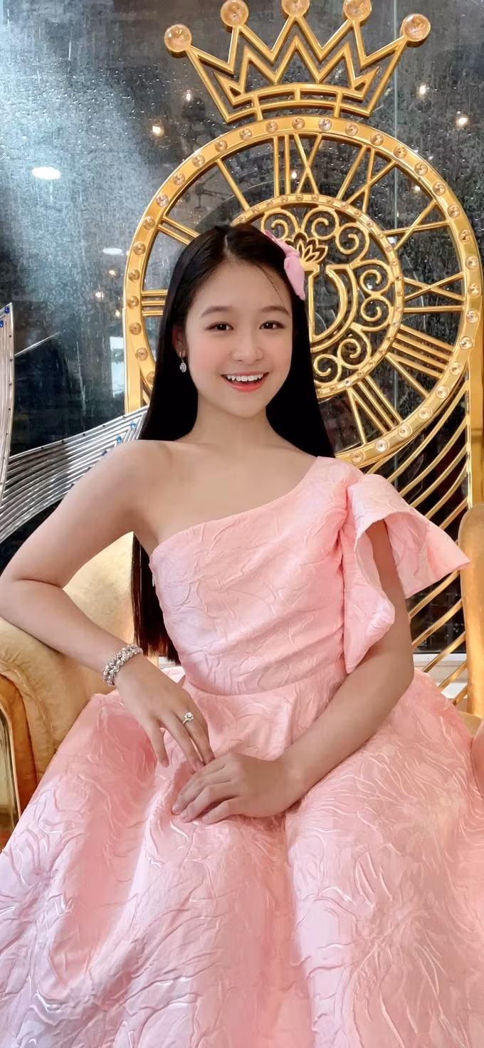 Bảo Ngọc gây ấn tượng mạnh với khán giả nhờ gương mặt xinh đẹp, đáng yêu, phong thái tự tin.