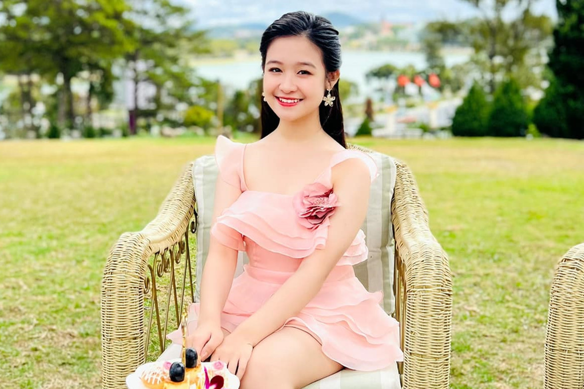 Gương mặt xinh xắn tựa thiên thần, Bảo Ngọc khi xuất hiện chung khung hình với dàn hoa hậu không những không bị lu mờ mà còn có phần lấn lướt hơn các đàn chị.