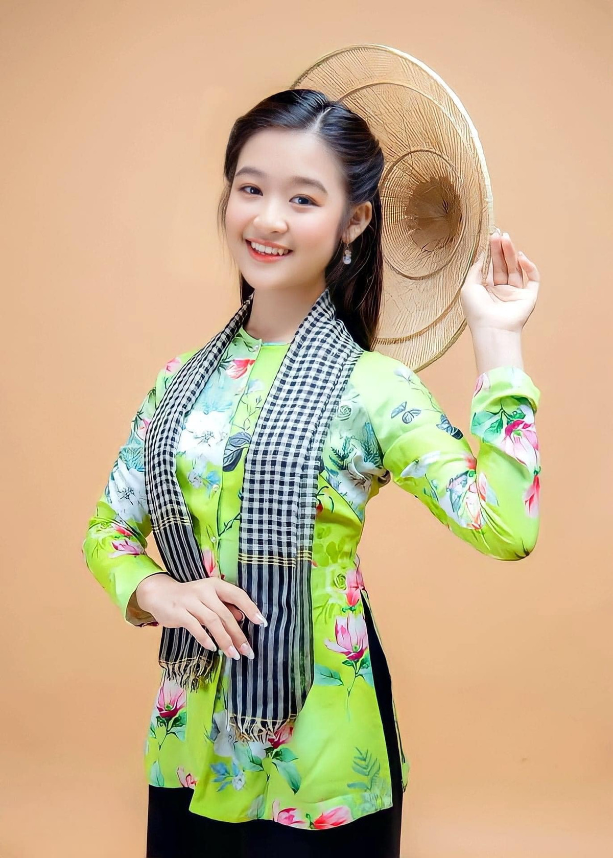 Ngoài ra một số người còn khuyên hoa khôi nhí Tây Đô nên tập trung vào học tập hơn là lăng xê hình ảnh của bản thân bằng cách so sánh mình với người khác.