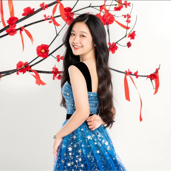 Gái xinh sinh năm 200 này còn lấn sân sang lĩnh vực người mẫu chuyên nghiệp và thường xuyên xuất hiện tại các sự kiện thảm đỏ sánh bước bên cạnh nhiều hoa hậu nổi tiếng.