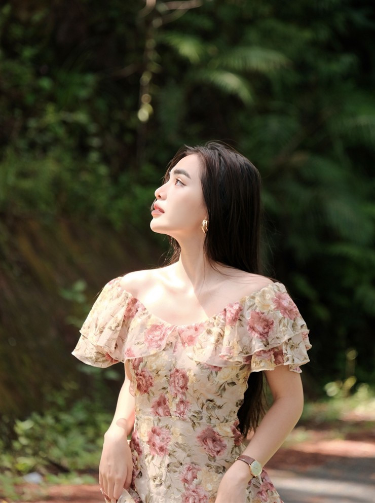 Hoàng Kim cho hay rất vui khi loạt ảnh check-in trong một chuyến đi chơi của mình lại nhận được nhiều sự quan tâm, những lời khen ngợi của cư dân mạng. Được biết, loạt ảnh này được cô chụp ở Thuỷ Điện Ankroet và Suối Tía (Đà Lạt) - nơi có vẻ đẹp được ví như chốn bồng lai tiên cảnh.